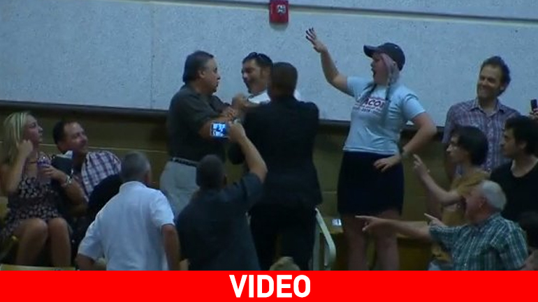 Άνδρας γρονθοκόπησε ψηφοφόρο του Τραμπ σε προεκλογική συγκέντρωση