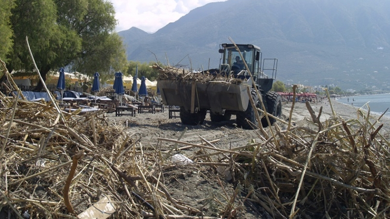 Καθαρίστηκε η παραλία της Καλαμάτας από τα φερτά υλικά της πλημμύρας