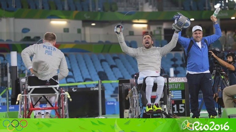 Μετάλλιο με το σπαθί του