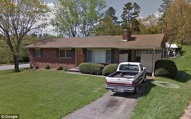 Ο 25χρονος Pfeiffer, ζει σε ένα σπίτι μαζί με την σύζυγό του, Shannon Roman, και την μητέρα του στο Asheville, στην North Carolina των ΗΠΑ