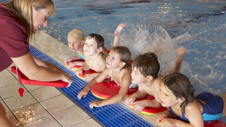 Υποχρεωτικά μαθήματα κολύμβησης στα δημοτικά σχολεία τη νέα σχολική χρονιά