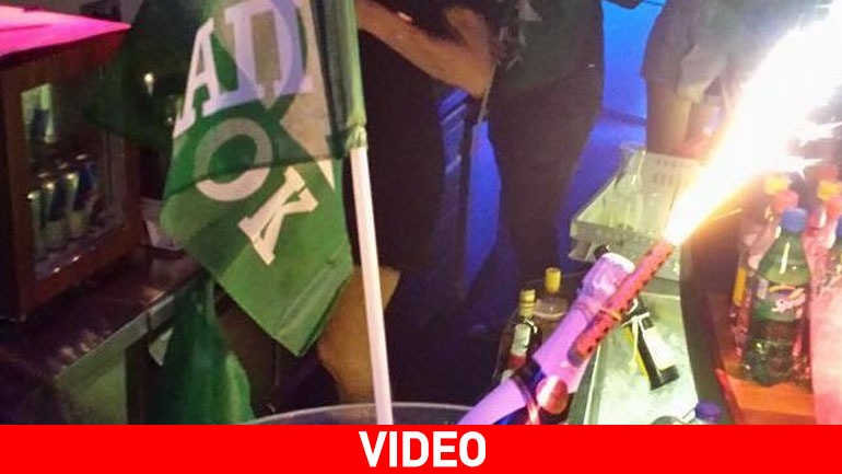 Ανοίγοντας σαμπάνιες, με σημαίες του ΠΑΣΟΚ