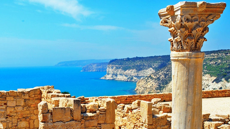 Στο “φως” η αρχαιότερη φιάλη από γυαλί μετά από αρχαιολογική σκαπάνη στην Κύπρο