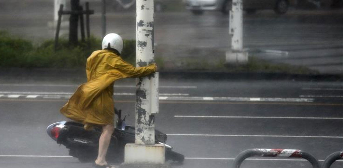 Tους πήρε και τους σήκωσε