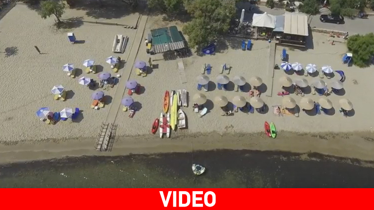 Χίος: Η κοσμοπολίτικη παραλία του Καρφά από… ψηλά!