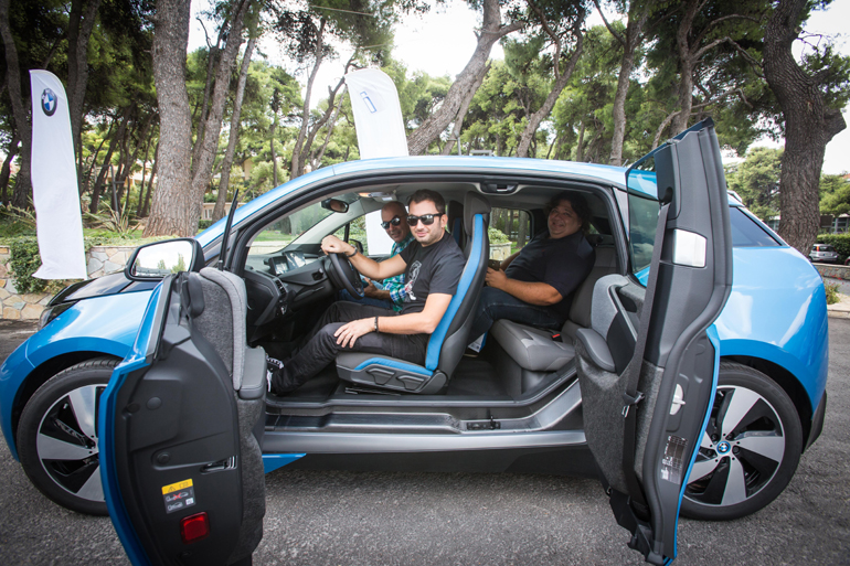 Το άνοιγμα των θυρών γίνεται ανάποδα και χώροι για τους επιβάτες εντυπωσιάζουν...