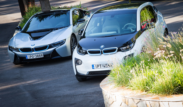 BMW i3 (δεξιά) και BMW i8 (αριστερά). Δύο υπερσύγχρονα αυτοκίνητα...