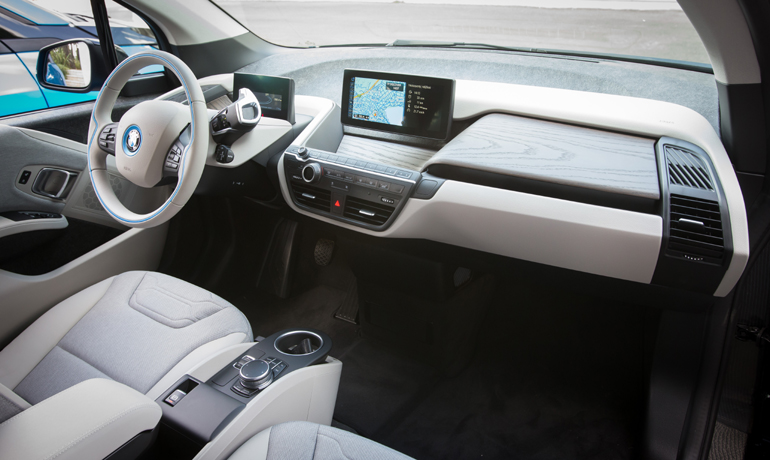 Το εσωτερικό όπως και όλο το αμάξωμα είναι κατασκευασμένο από εξωτικά και ακριβά υλικά...