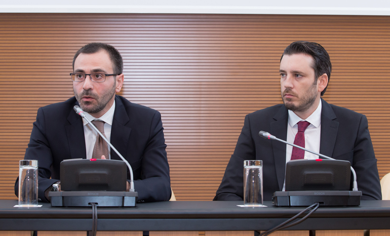 Ο επικεφαλής των αυτοκινήτων BMW i Αντώνης Αδάναλης (αριστερά) έχει χάσει τον... ύπνο του προσπαθώντας να αποδείξει ποια είναι τα οφέλη της ηλεκτροκίνησης στην Ελλάδα. Δεξιά στη φωτογραφία ο διευθυντής εταιρικής επικοινωνίας του BMW Group Hellas Κωνσταντίνος Διαμαντής