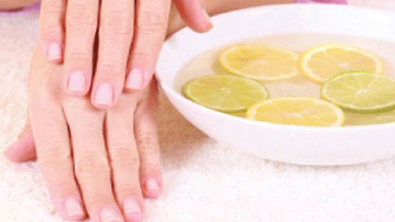 Πώς να ξεβάψετε τα νύχια σας χωρίς ασετόν
