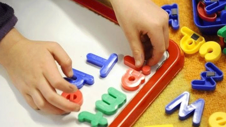 Το παιδί σας μπερδεύει τα γράμματα; Δείτε πώς θα το βοηθήσετε να το ξεπεράσει
