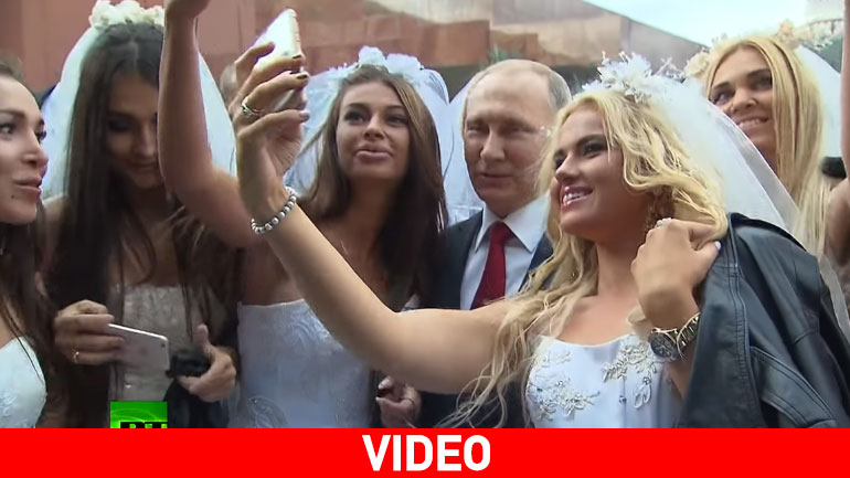 Ο Πούτιν «πνίγεται» στις αγκαλιές μοντέλων στην Κόκκινη Πλατεία
