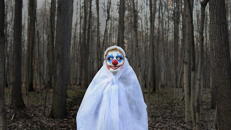 Μυστηριώδης γελωτοποιός με ματσέτα σπέρνει τον τρόμο σε δάσος στη Βόρεια Καρολίνα