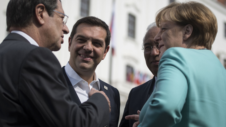 Διάλογο σε χαλαρό κλίμα είχαν Τσίπρας, Μέρκελ και Κόστα