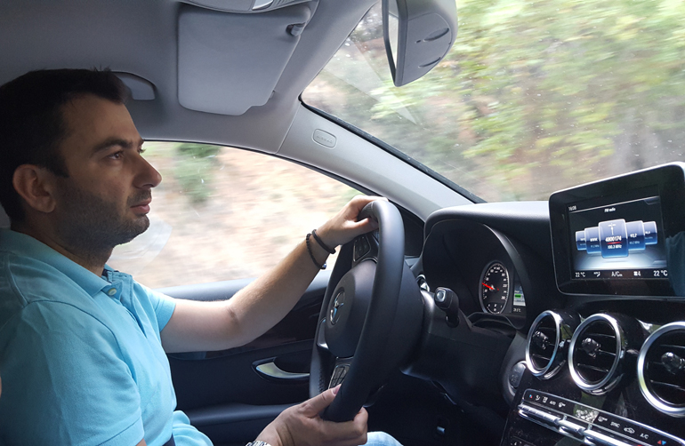 Έχοντας ρυθμίσει το κάθισμα σύμφωνα με τις ανάγκες σου, γαντζώνεις το τιμόνι και απολαμβάνεις την οδήγηση...