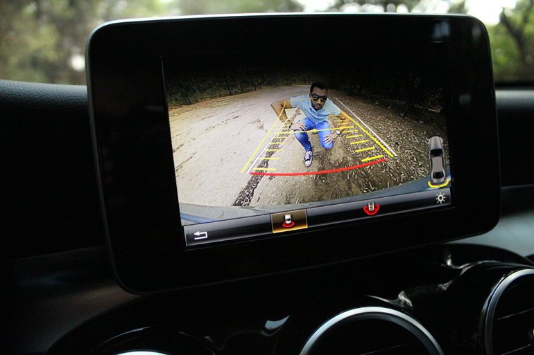 Υψηλής ευκρίνειας η κάμερα οπισθοπορείας...  