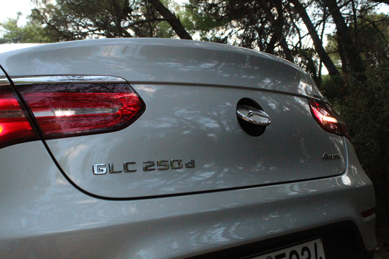 Βάζεις την όπισθεν και η κάμερα που βρίσκεται κρυμμένη κάτω από το αστέρι κάνει την εμφάνισή της...