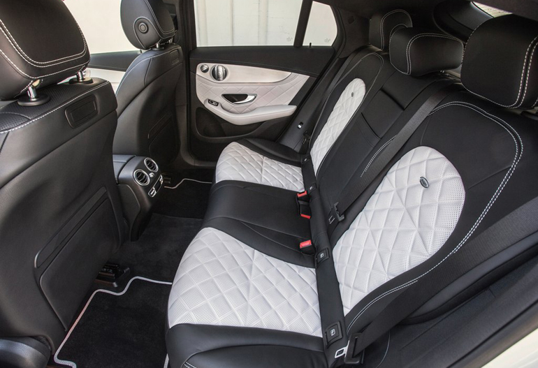 Άπλα... άνετα κάθονται και τρεις επιβάτες.