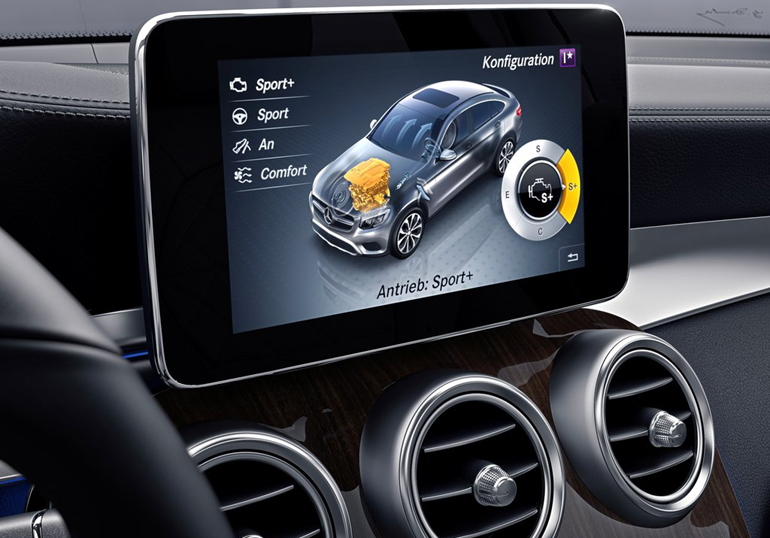 Η οθόνη στην κεντρική κονσόλα δίνει άπειρες πληροφορίες στον οδηγό...