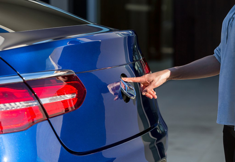 Ο χώρος αποσκευών ανοίγει είτε πατώντας ένα κουμπί που βρίσκεται ενσωματωμένο στο κλειδί είτε πατώντας προς τα μέσα το σήμα της Mercedes που βρίσκεται στο πίσω μέρος...