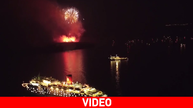 Αναπαράσταση της αρχαίας έκρηξης στη Σαντορίνη με πυροτεχνήματα πάνω από την Καλντέρα
