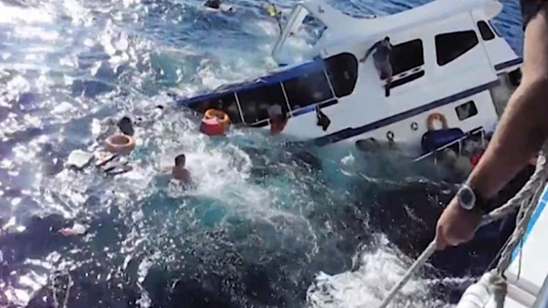 Ταϊλάνδη: Τουλάχιστον 13 νεκροί από τη βύθιση τουριστικού πλοίου