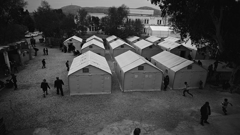 Συμπλοκές προσφύγων και πυρκαγιά κοντά στο hot spot της Λέρου