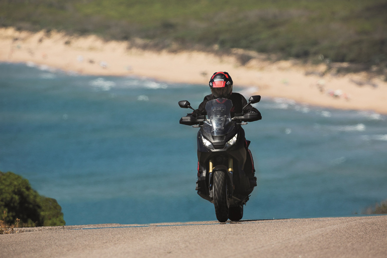 Νέα μοτοσικλέτα που καλύπτει άνετα ασφάλτινες ειδικές....