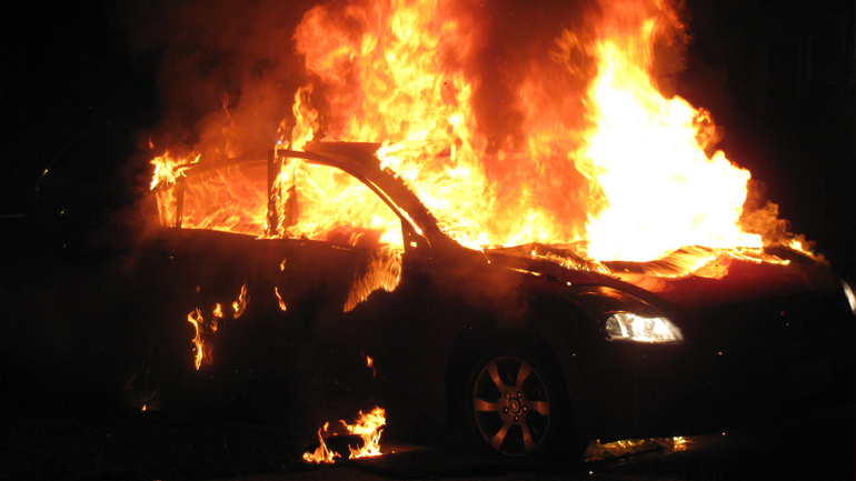 Πυρπόλησαν αυτοκίνητα στο κέντρο της Αθήνας – Δύο συλλήψεις