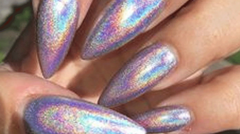 Ηolographic nails: Το μανικιούρ του μέλλοντος