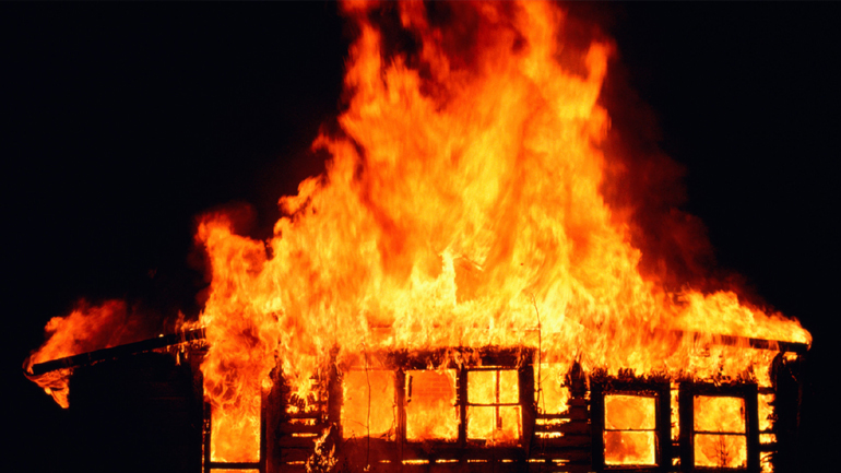 Χανιά: «Λαμπάδιασε» εγκαταλελειμμένο κτήριο και προκάλεσε… κυκλοφοριακό