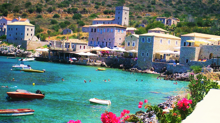 Λιμένι: Κυματιστό παραμύθι στο γλαυκό ονειροδρόμι της Μάνης