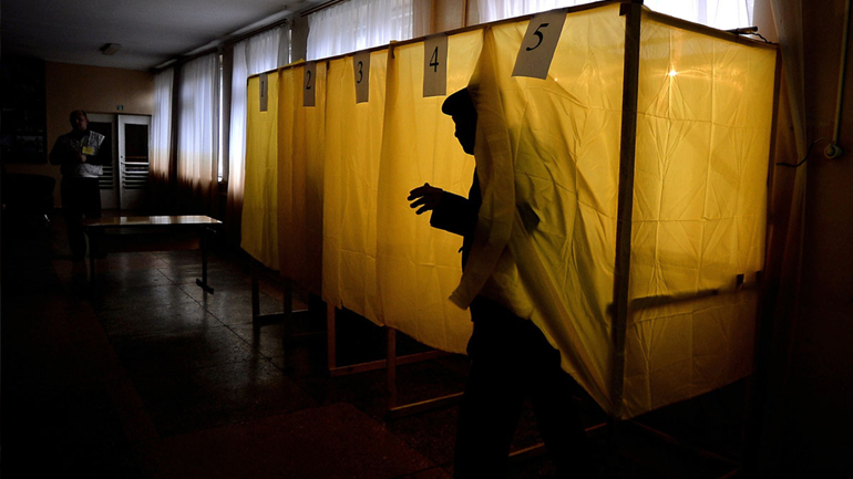 Άνοιξαν οι κάλπες στη Ρωσία – Πρώτη δοκιμή για την Κριμαία