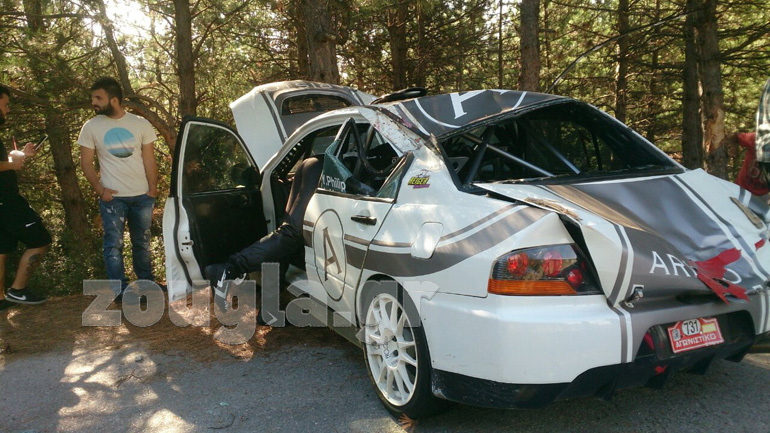 Ο Γιώργος Φιλιππίδης (διακρίνεται να βρίσκεται μέσα στο αυτοκίνητο) λίγο μετά την έξοδο που είχε στην 3η ειδική διαδρομή του αγώνα...