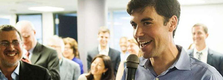 Ο ρεπόρτερ της Washington Post Barton Gellman (αριστερά) και ο Eli Saslow μιλούν στους συναδέλφους μετά την απονομή του βραβείου Pulitzer τον Απρίλιο του 2014. © Reuters