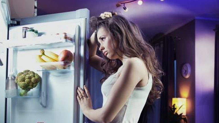 Ποιες τροφές πρέπει να αποφεύγετε πριν τον ύπνο