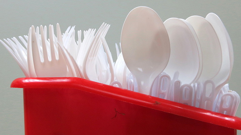 Σταματούν τη χρήση πλαστικών πιάτων, ποτηριών και μαχαιροπίρουνων στη Γαλλία