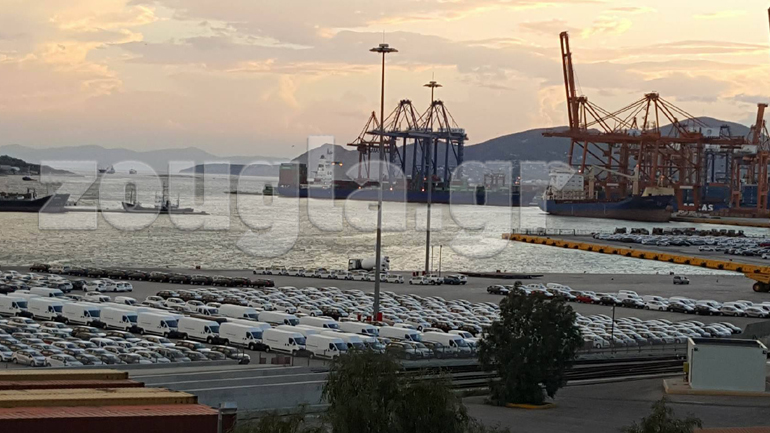 Ξεφόρτωσαν εκατοντάδες αυτοκίνητα στο λιμάνι του Πειραιά…