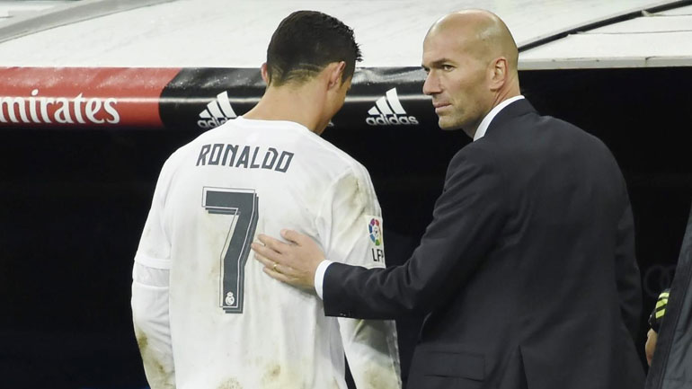 Ρεάλ: Ο Ζιντάν… δίνει τη «χρυσή μπάλα» στον Κριστιάνο Ρονάλντο Ρεάλ: Ο Ζιντάν… δίνει τη «χρυσή μπάλα» στον Κριστιάνο Ρονάλντο