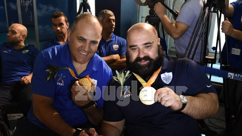 Ο Σε Τζον Φερνάντες και ο Μάμαλος δείχνουν με καμάρι τα μετάλλια τους