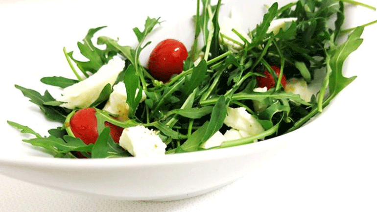 Σαλάτα με ρόκα, μοτσαρέλα και σως μπαλσάμικου