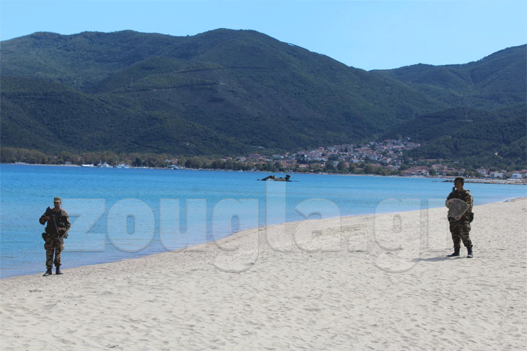 Στρατιώτες φυλάσσουν την περιοχή όπου σημειώθηκε το ατύχημα