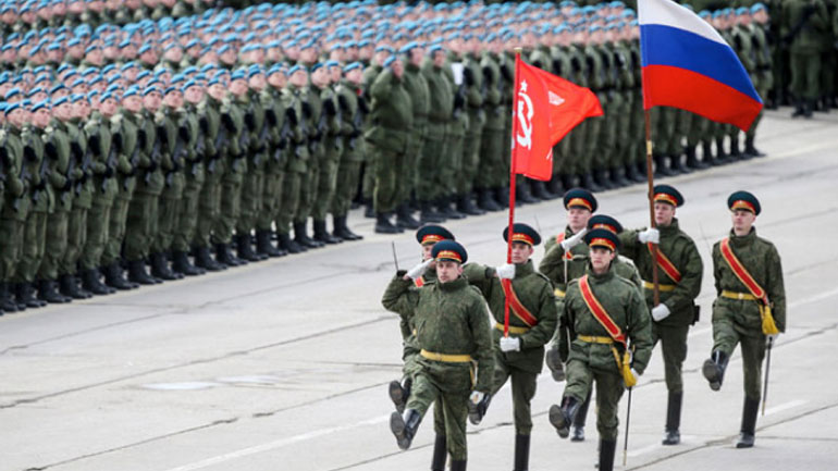 Δημοσκόπηση: Υπερήφανο για την ιστορία και τον στρατό το 90% των Ρώσων