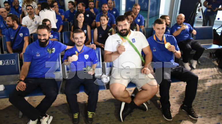 Λάμπουν από χαρά τα πρόσωπα των Παραολυμπιονικών μας