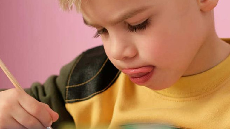 Γιατί το παιδί βγάζει τη γλώσσα όταν σκέφτεται;