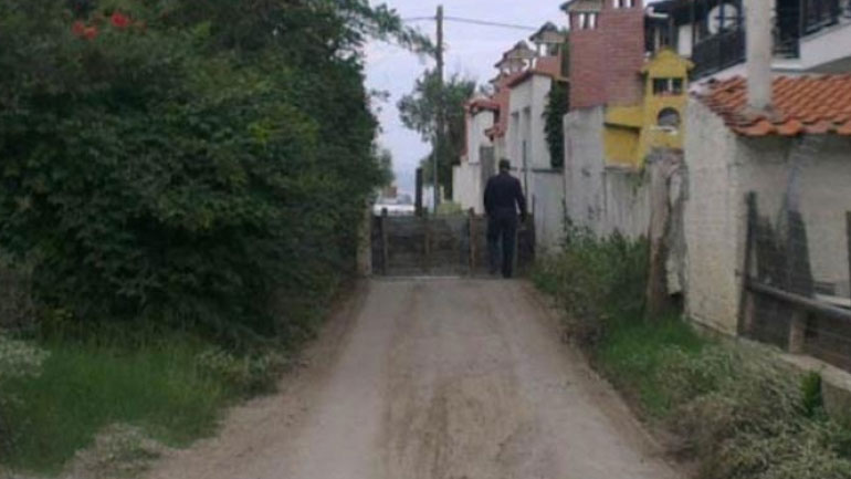 Ν. Επιβάτες Θεσσαλονίκης: Πολίτης έχτισε τοιχίο στη μέση του δρόμου – Τι δηλώνει ο δήμαρχος