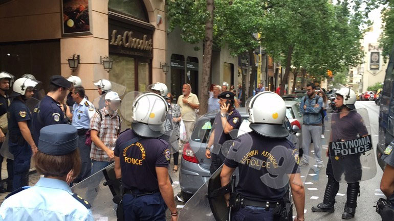 Ελεύθερα τα μέλη του «Ρουβίκωνα» που εισέβαλαν σε γραφεία ελεγκτών