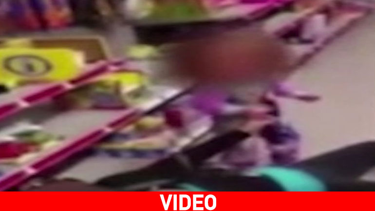 Σπαρακτικό βίντεο δείχνει νήπιο να προσπαθεί να ξυπνήσει τη μητέρα του μετά από υπερβολική δόση ναρκωτικών