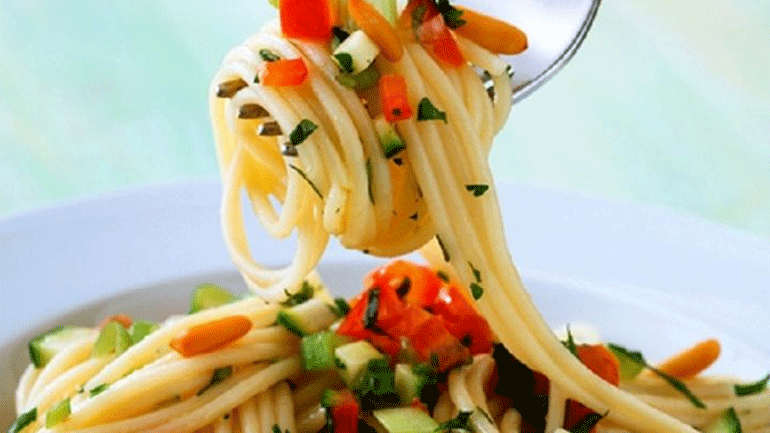 Σπαγγέτι με σάλτσα από κολοκυθάκια Σπαγγέτι με σάλτσα από κολοκυθάκια