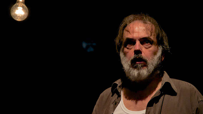 «Το Κιβώτιο» του Άρη Αλεξάνδρου με τον Φώτη Μακρή στο Μικρό Θέατρο της Μονής Λαζαριστών